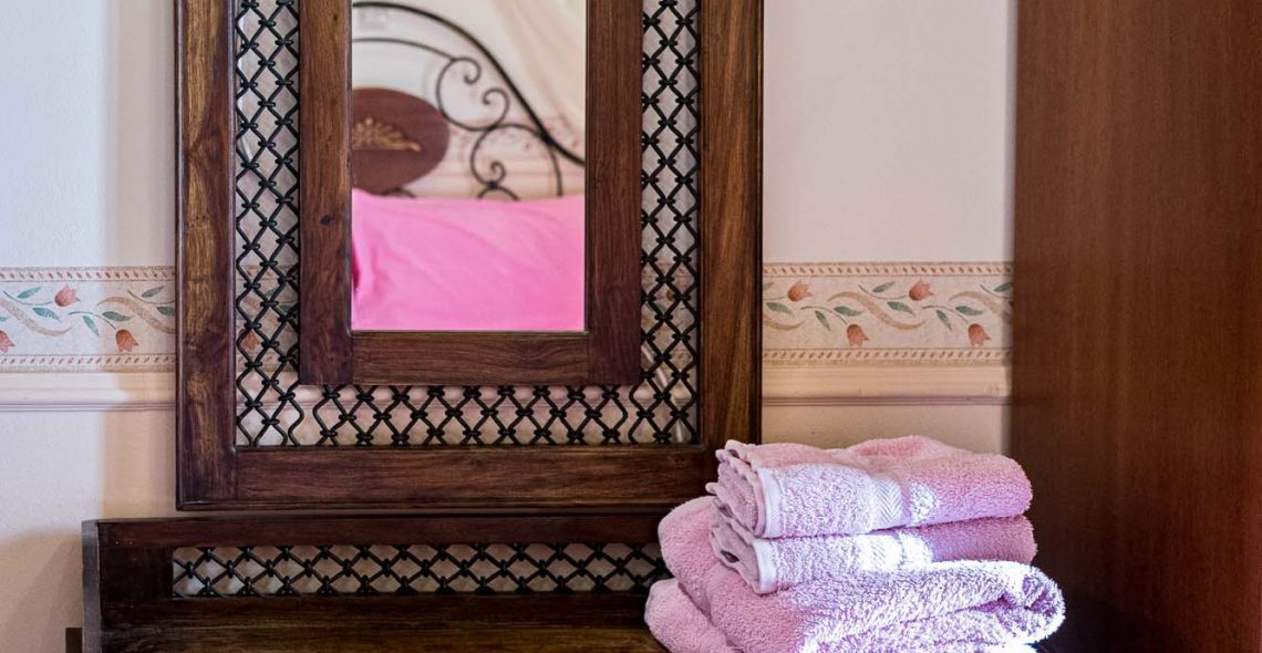 standard-double-double-room-pink-mirror