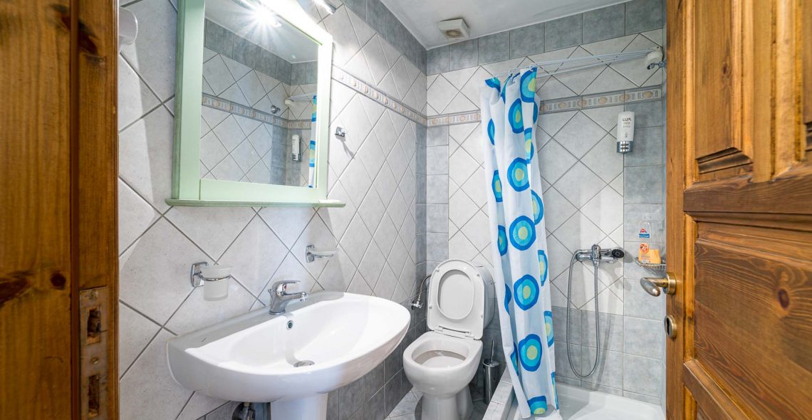 standard-double-room-two-single-beds-room-blue-bathroom