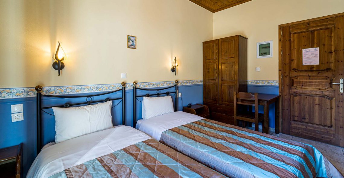standard-double-room-two-single-beds-room