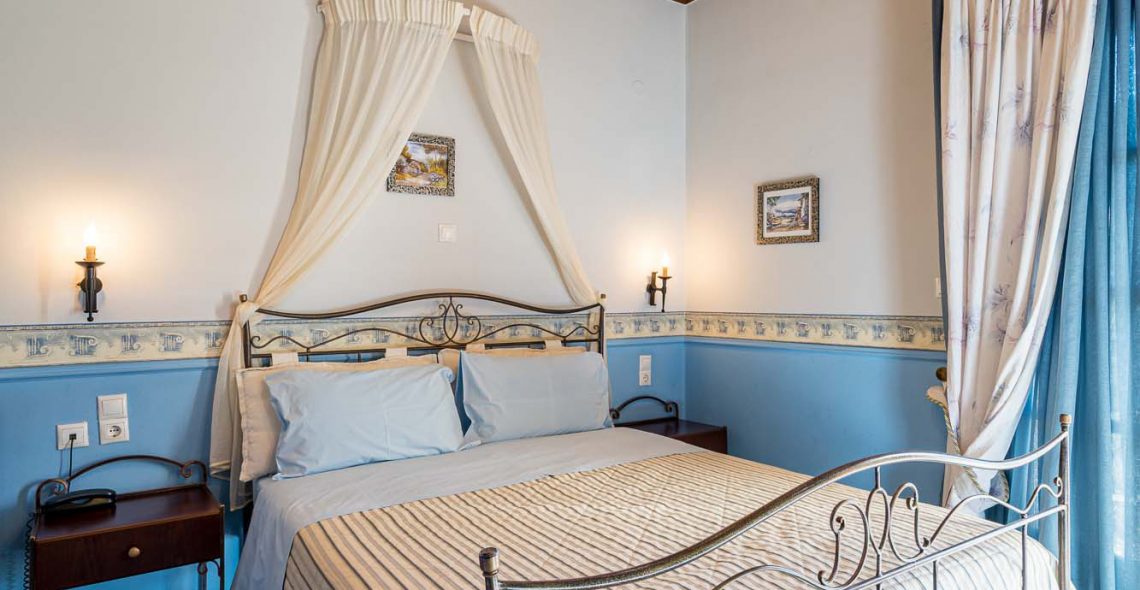 suite-double-bed-blue-bed