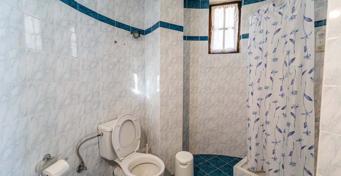 suite-double-bed-blue-bathroom