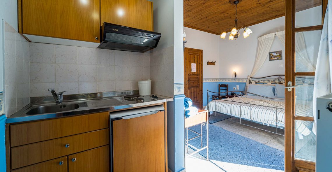 suite-double-bed-blue-kitchen
